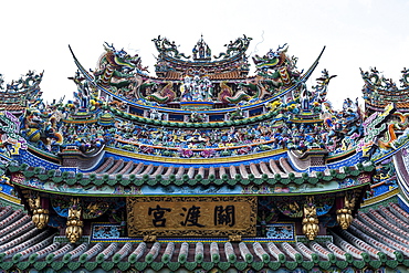 Colourful ornamented roof, Guandu temple, Guandu, Taipeh, Taiwan, Asia