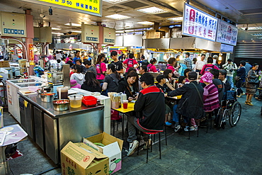 People eating at the Shilin Night Market, Taipei, Taiwan, Asia