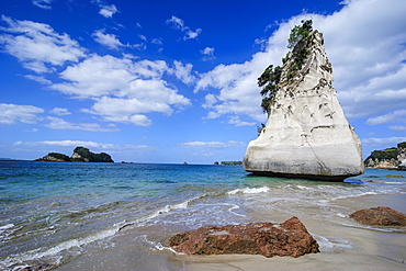 Giant rock on the sandy beach of Cathedral Cove, Coromandel, North Island, New Zealand, Pacific 