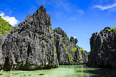 Crystal clear water in the Bacuit archipelago, Palawan, Philippines, Southeast Asia, Asia