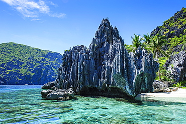 Little white beach and crystal clear water in the Bacuit archipelago, Palawan, Philippines, Southeast Asia, Asia