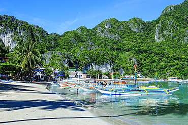 The bay of El Nido with outrigger boats, Bacuit Archipelago, Palawan, Philippines, Southeast Asia, Asia