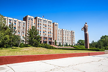 Transnistria Parliament building in Tiraspol, with a statue of Vladimir Lenin in front, Transnistria, Moldova, Europe