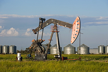 Oil rig on a field, Saskatchewan, Canada, North America