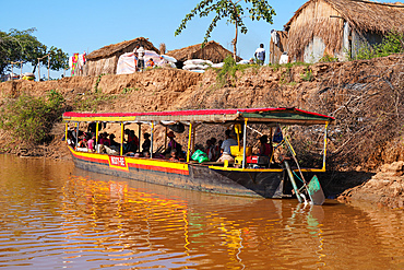 Tsiribihina River crossing near Belo Sur Tsiribihina, Menabe region, Western Madagascar, Africa