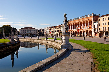 Prato della Valle, a 90000 square meter elliptical square in Padova, the largest square in Italy, Padua, Veneto, Italy, Europe