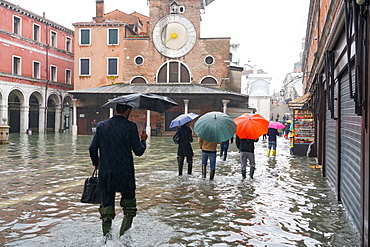 Campo San Giacomo, Rialto, during the high tide in Venice, November 2019, Venice, UNESCO World Heritage Site, Veneto, Italy, Europe