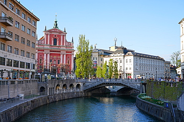 Franciscan Church of the Annunciation, Tromostovje the triple bridge, and Ljubljanica River, Ljubljana, Slovenia, Europe