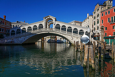 Rialto Bridge on the Grand Canal during Coronavirus lockdown, Venice, UNESCO World Heritage Site, Veneto, Italy, Europe