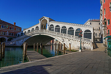 Rialto Bridge on the Grand Canal during Coronavirus lockdown, Venice, UNESCO World Heritage Site, Veneto, Italy, Europe