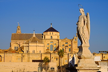 The Roman bridge and the Mezquita Cathedral, UNESCO World Heritage Site, Cordoba, Andalucia, Spain, Europe