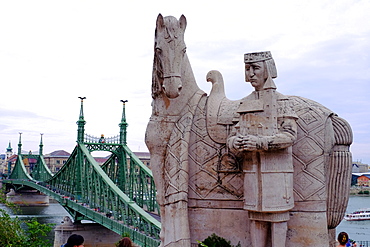 Statue of Stephen I of Hungary, Istvan Magyar Kiraly, and Szabadsag hid (Liberty Bridge), Budapest, Hungary, Europe