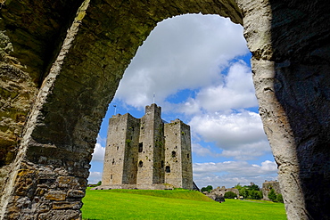 Trim Castle, Norman castle on the south bank of the River Boyne in Trim, County Meath, Leinster, Republic of Ireland, Europe