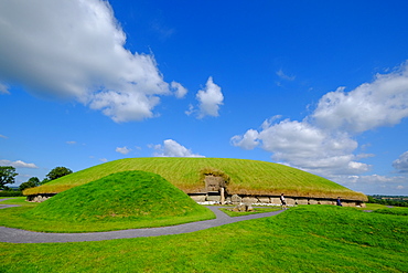 Knowth, a Neolithic passage grave, ancient monument, UNESCO World Heritage Site of the Bru na Boinne, Drogheda, County Louth, Leinster, Republic of Ireland, Europe