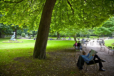 People relaxing in the park, Jardin du Luxembourg, Paris, France, Europe