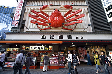 Famous Kanidoraku shop and restaurant in the Dotonbori entertainment district of Namba, Osaka, Japan, Asia