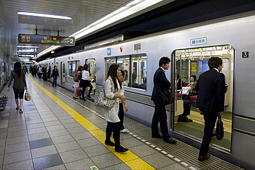 Passengers boarding Tokyo's Hibiya subway line, Tokyo, Japan, Asia