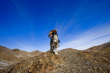 An eagle hunter out on a morning hunt in the Altai Mountains, Bayan Olgii, Mongolia, Central Asia, Asia