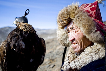 An eagle hunter out on a morning hunt in the Altai Mountains, Bayan Olgii, Mongolia, Central Asia, Asia