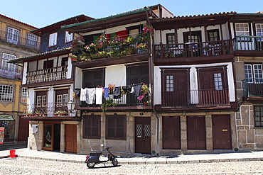 Traditional housing, Praca de Santiago (St. James' Square), Old Town, UNESCO World Heritage Site, Guimaraes, Minho, Portugal, Europe