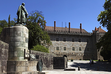 Memorial of the 12th century King Afonso Henriques (Afonso I), by the Palace of Dukes of Braganza, Guimaraes, Minho, Portugal, Europe