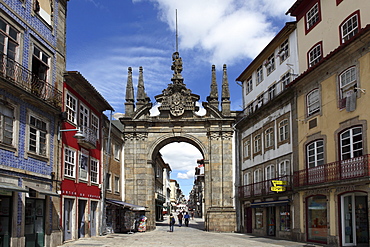 The Arco da Porta Nova, Baroque style city gate, and Rua Diogo de Sousa, Braga, Minho, Portugal, Europe