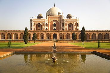 A fountain in the garden of the Mughal emperor Humayan's Tomb, UNESCO World Heritage Site, Delhi, India, Asia