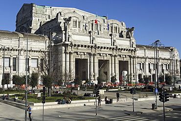 The facade of Milan central railway station (Milano Centrale), designed by Ulisse Stacchini and opened in 1931, Milan, Lombardy, Italy, Europe