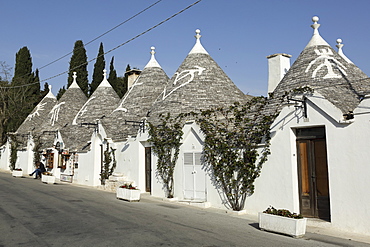 Row of 18th century trulli houses in the Rione Monte district, UNESCO World Heritage Site, Alberobello, Apulia, Italy, Europe