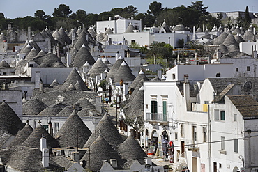Cone-roofed trulli houses on the Rione Monte district, UNESCO World Heritage Site, Alberobello, Apulia, Italy, Europe