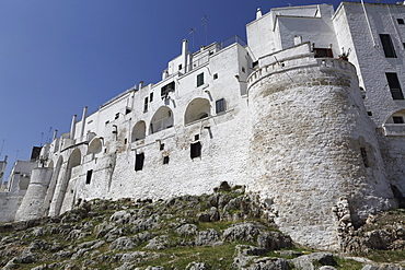 The whitewashed city wall, including a defensive tower, in the white city (Citta Bianca), Ostuni, Apulia, Italy, Europe