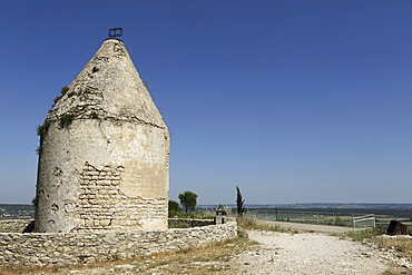 Windmill on the Roc de Gachone, overlooking the Vaunage plain close to Calvisson, Gard, Languedoc-Roussillon, France, Europe