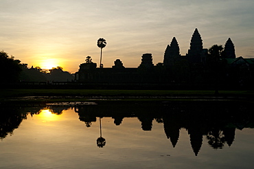 Angkor Wat at sunrise, Angkor Wat Temple complex, UNESCO World Heritage Site, Angkor, Siem Reap, Cambodia, Indochina, Southeast Asia, Asia