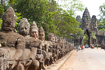 Gate entrance to Angkor Thom with guarding statues, Angkor Wat Temple complex, UNESCO World Heritage Site, Angkor, Siem Reap, Cambodia, Indochina, Southeast Asia, Asia