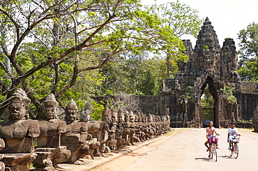 Gate entrance to Angkor Thom with guarding statues, UNESCO World Heritage Site, Angkor, Siem Reap, Cambodia, Indochina, Southeast Asia, Asia