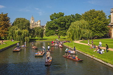 St. John's College and punting on River Cam, Cambridge, Cambridgeshire, England, United Kingdom, Europe