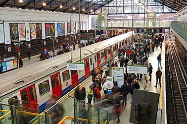 District Line platforms, Earls Court Underground Station, London, England, United Kingdom, Europe