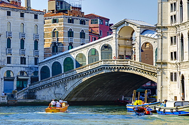 Rialto Bridge over Grand Canal, Venice, UNESCO World Heritage Site, Veneto, Italy, Europe