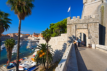 Ploce Gate in Old Town Walls and Harbour, Old Town, UNESCO World Heritage Site, Dubrovnik, Dalmatia, Croatia, Europe