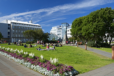 Austurvollur (Eastern Field) and the statue of Jon Sigurdsson in the centre of city, Reykjavik, Iceland, Polar Regions