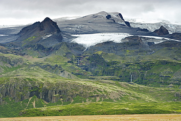 The Oraefajokull glacier, part of Vatnajokull glacier, and mountains around the Skaftafell National Park, southeast area, Iceland, Polar Regions