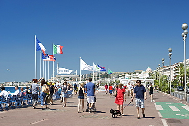 Pedestrians walking along the promenade, Nice, Provence, Cote d'Azur, French Riviera, France, Mediterranean, Europe