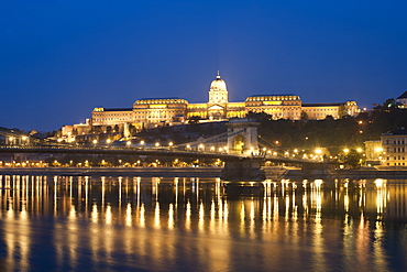 Dawn view of Buda Castle and the Szechenyi Chain Bridge over the Danube River, UNESCO World Heritage Site, Budapest, Hungary, Europe