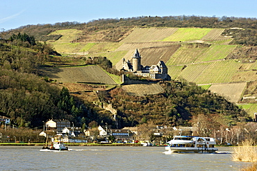 Burg Stahleck castle, now housing a youth hostel, on the bank of the River Rhine in the Lorelei Valley, Hessen Province, Germany, Europe