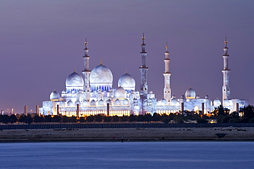 Dusk view of the Sheikh Zayed Grand Mosque in Abu Dhabi, capital of the United Arab Emirates.