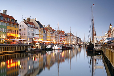 Boats and sidewalk cafes along the Nyhavn canal, Copenhagen, Denmark, Scandinavia, Europe