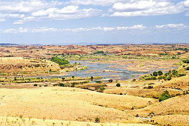 The Ikopa River and surrounding landscape south of Maevatanana on the RN6 road in northern Madagascar, Madagascar, Africa