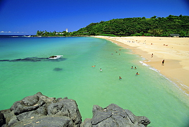 Waimea Bay Beach Park, a popular surfing spot on Oahu's North Shore, Oahu, Hawaii, USA