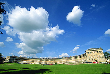 The Royal Crescent, designed by John Wood the Younger, Georgian architecture, UNESCO World Heritage Site, Bath, Avon, England, United Kingdom, Europe