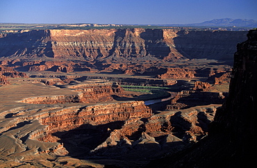 Looking from Dead Horse Point Overlook towards Meander Canyon, where the Colorado River Colorado River has carved a dramatic course through the sandstone plateau at Canyonlands National Park, Dead Horse point State Park, Utah, Usa